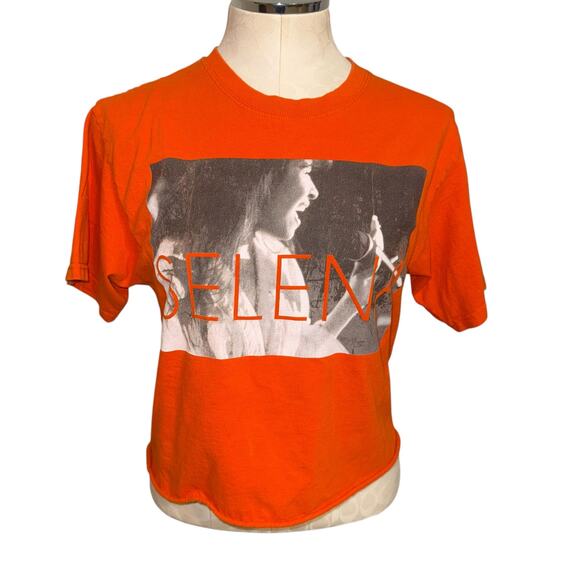Selena Quintanilla Latino 80s/90s Singer Orange Cropped Short Sleeve Graphic Tee - Picture 1 of 4